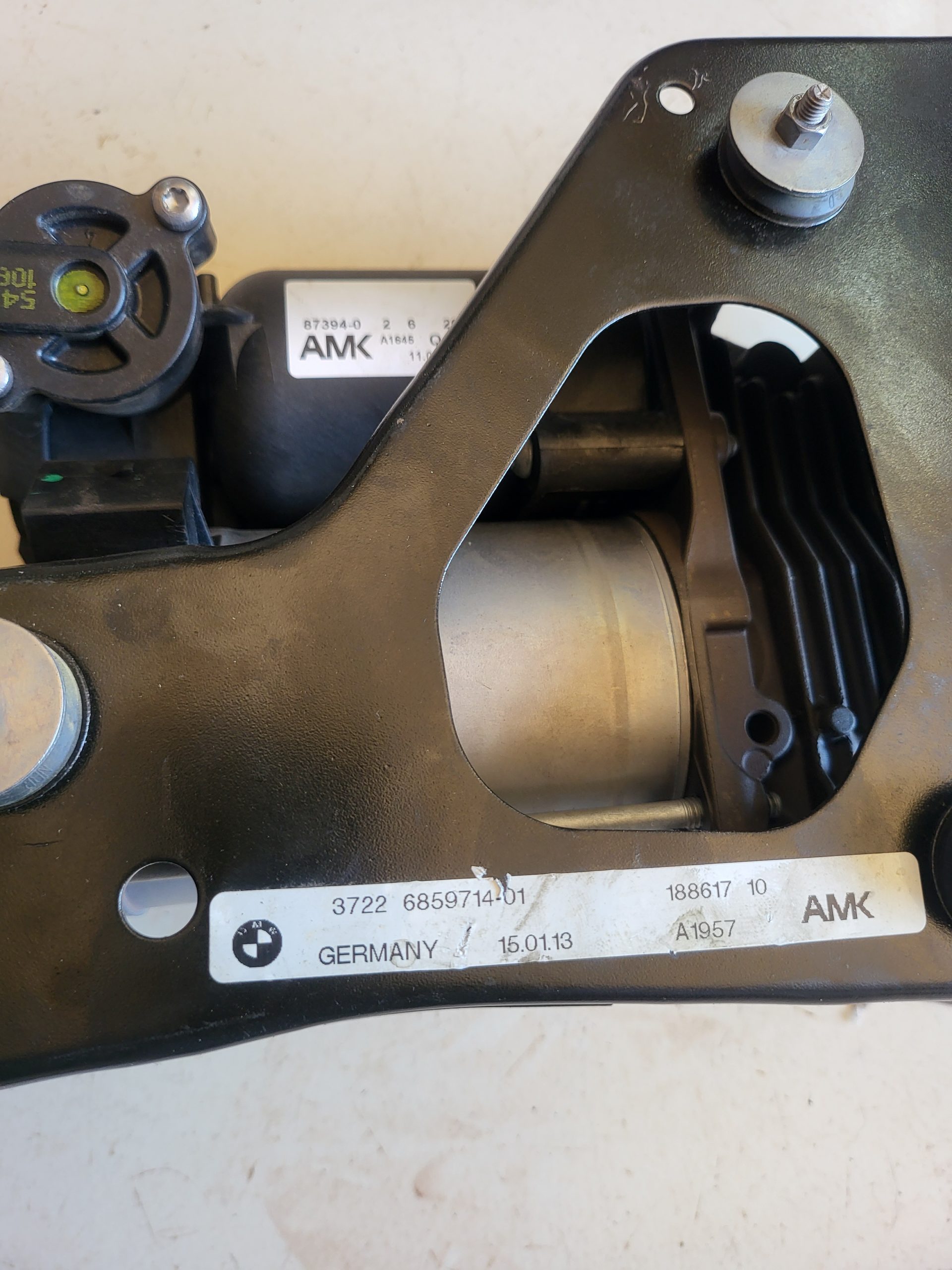 BMW X5 E70 xDrive OEM air suspension compressor pump 37226859714