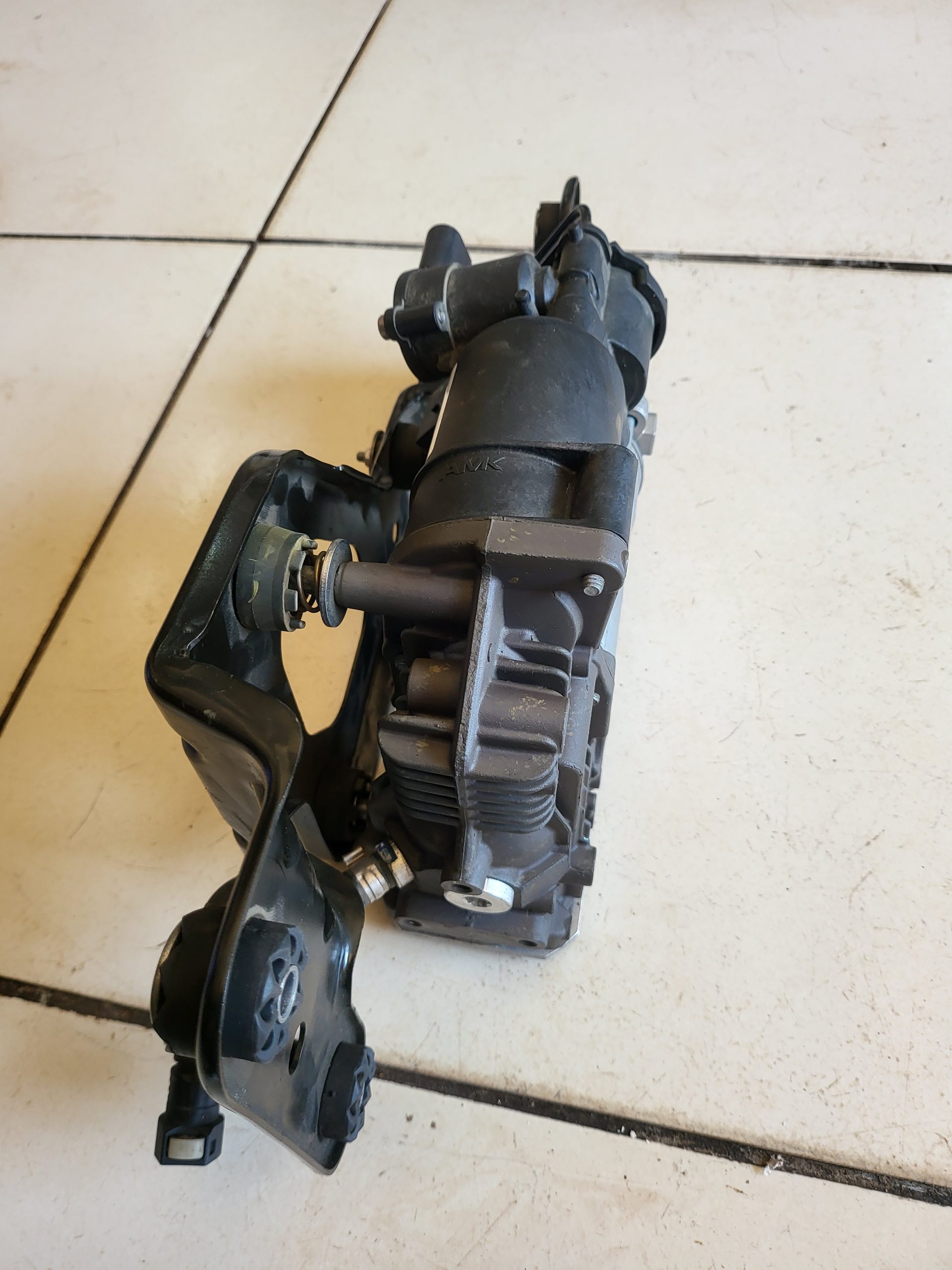BMW X5 E70 xDrive OEM air suspension compressor pump 37226859714