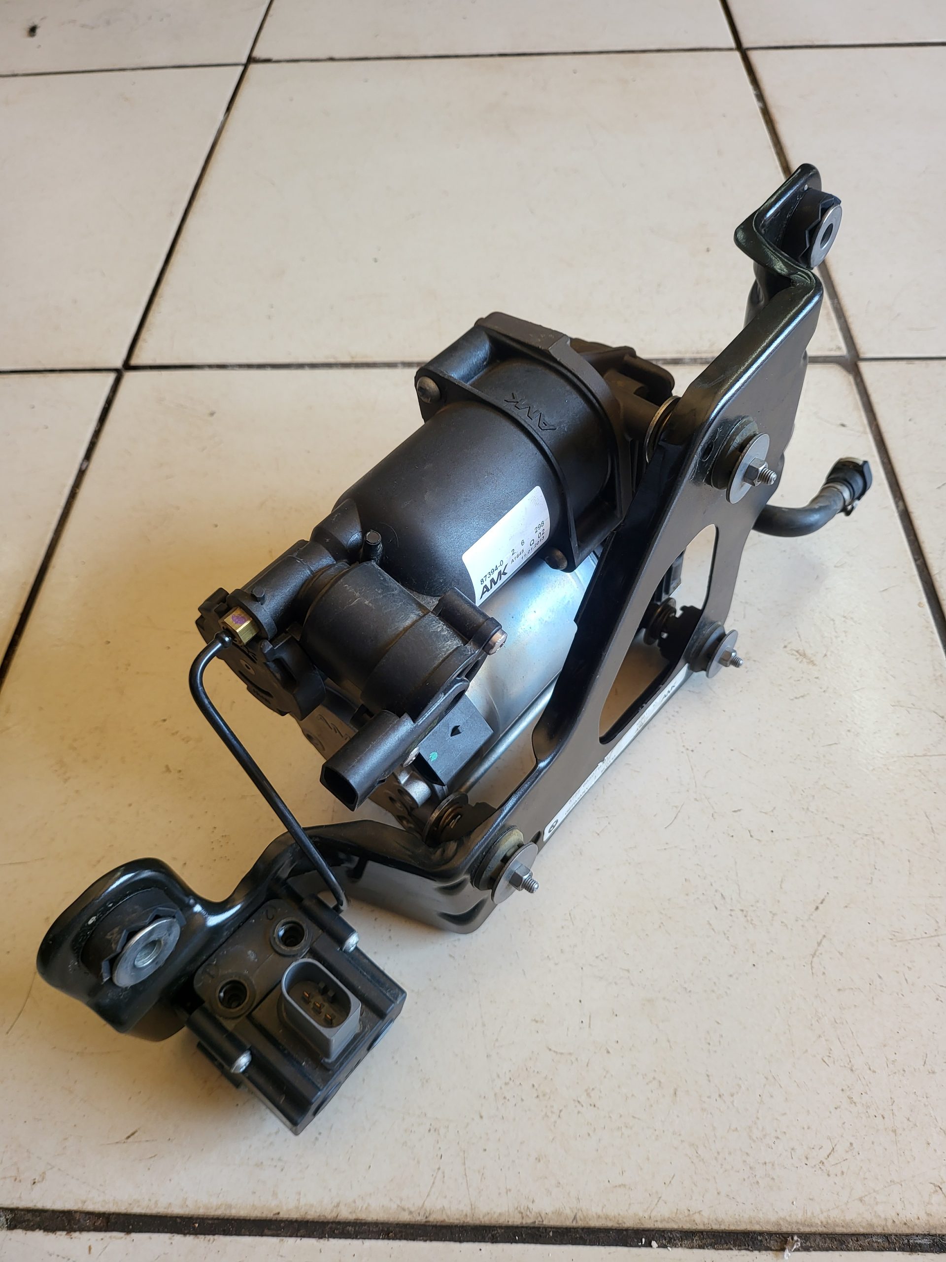 BMW X5 E70 xDrive OEM air suspension compressor pump 37226859714