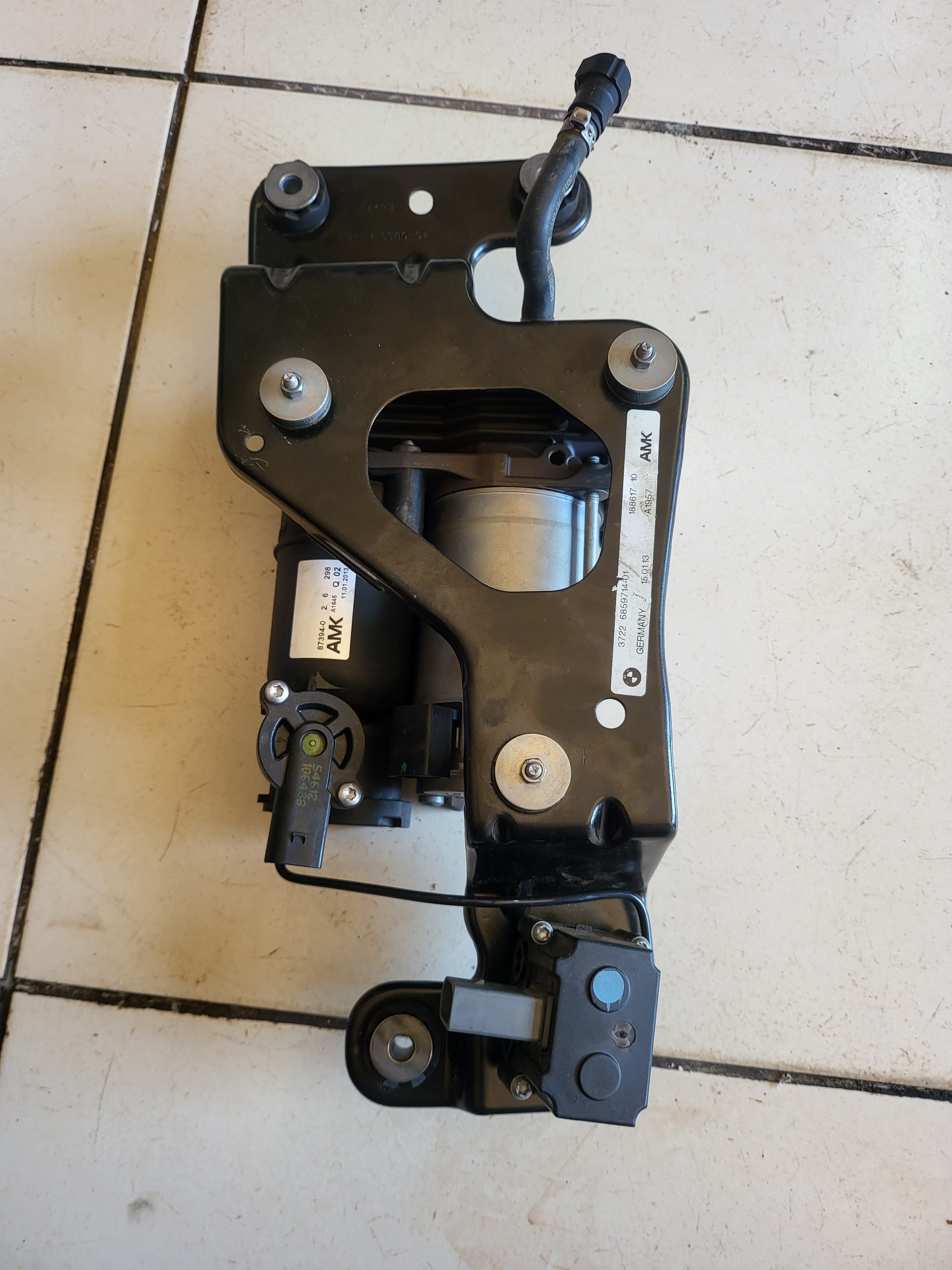 BMW X5 E70 xDrive OEM air suspension compressor pump 37226859714