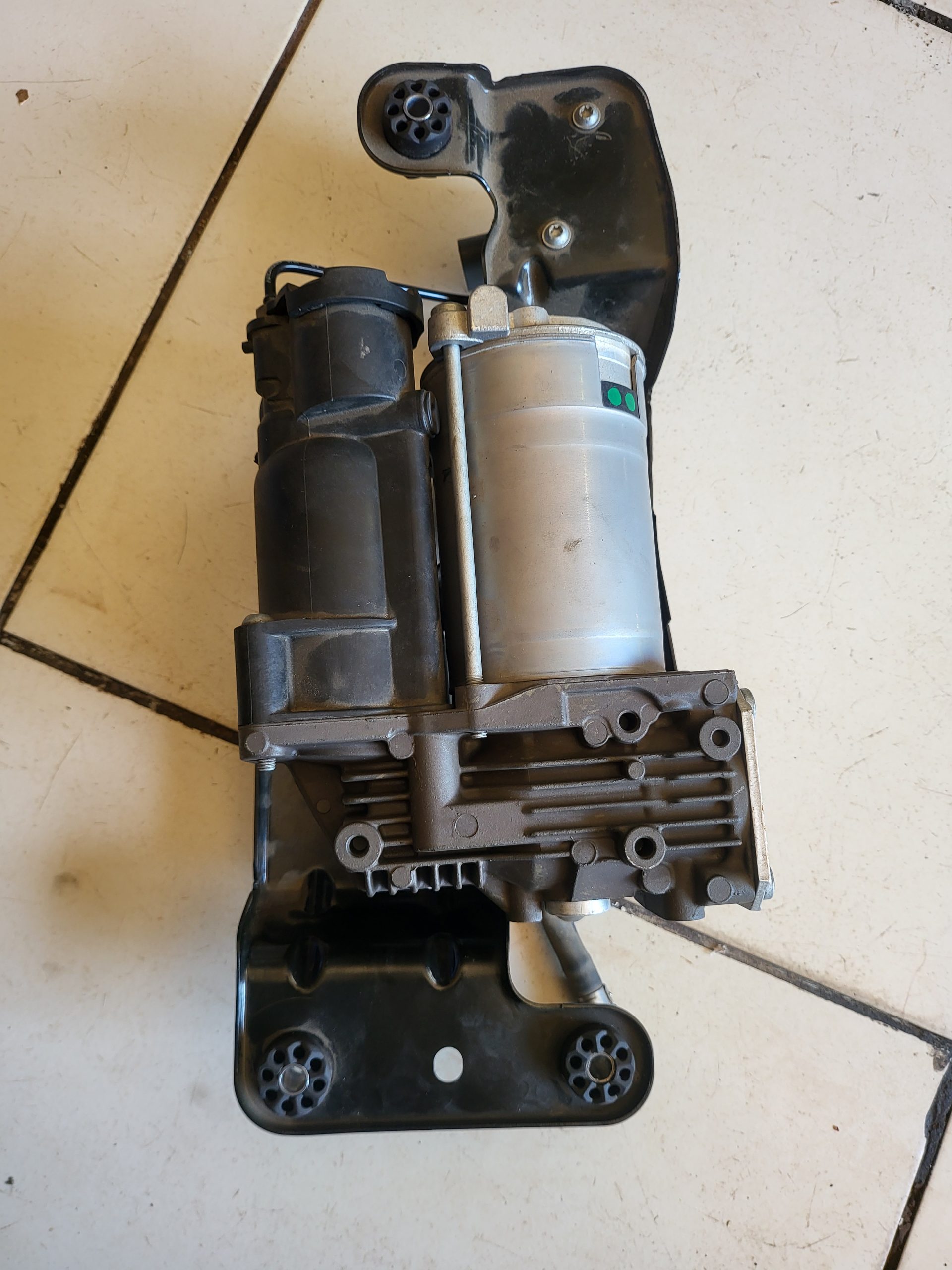 BMW X5 E70 xDrive OEM air suspension compressor pump 37226859714