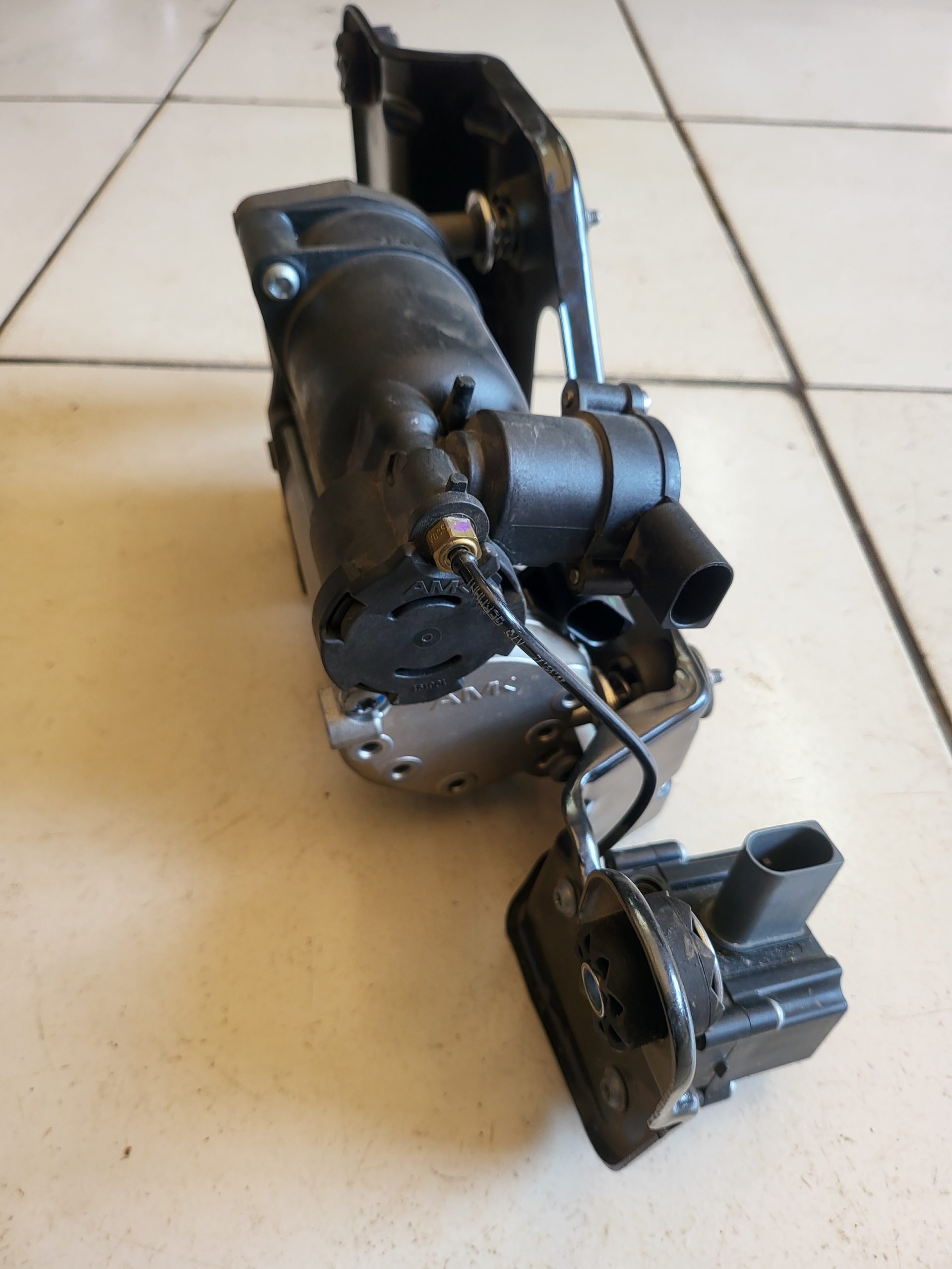 BMW X5 E70 xDrive OEM air suspension compressor pump 37226859714