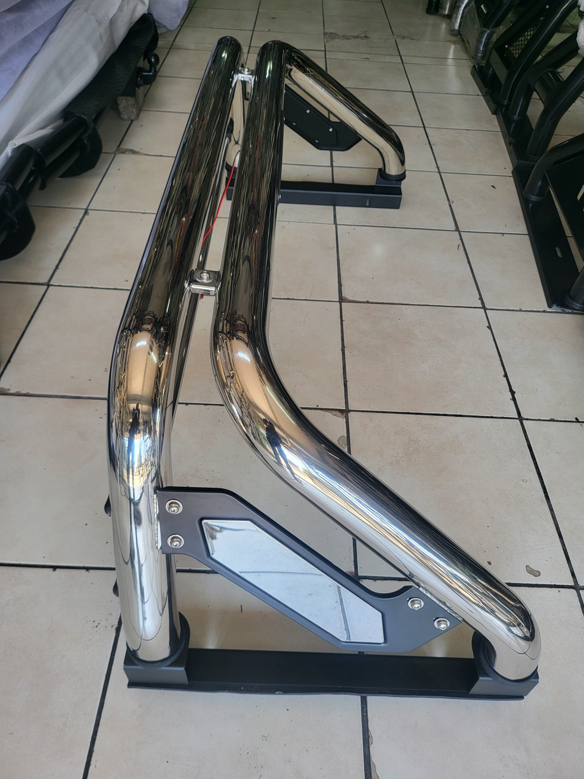 Universal roll bar for bakkie pickup load bin