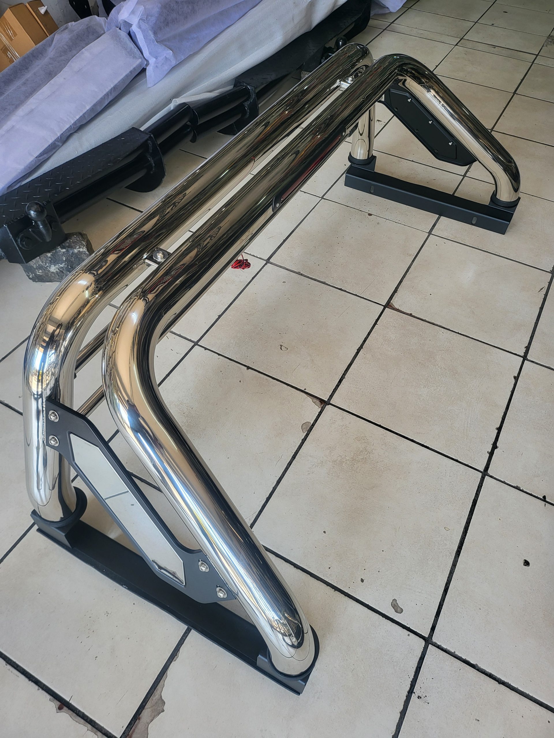 Universal roll bar for bakkie pickup load bin