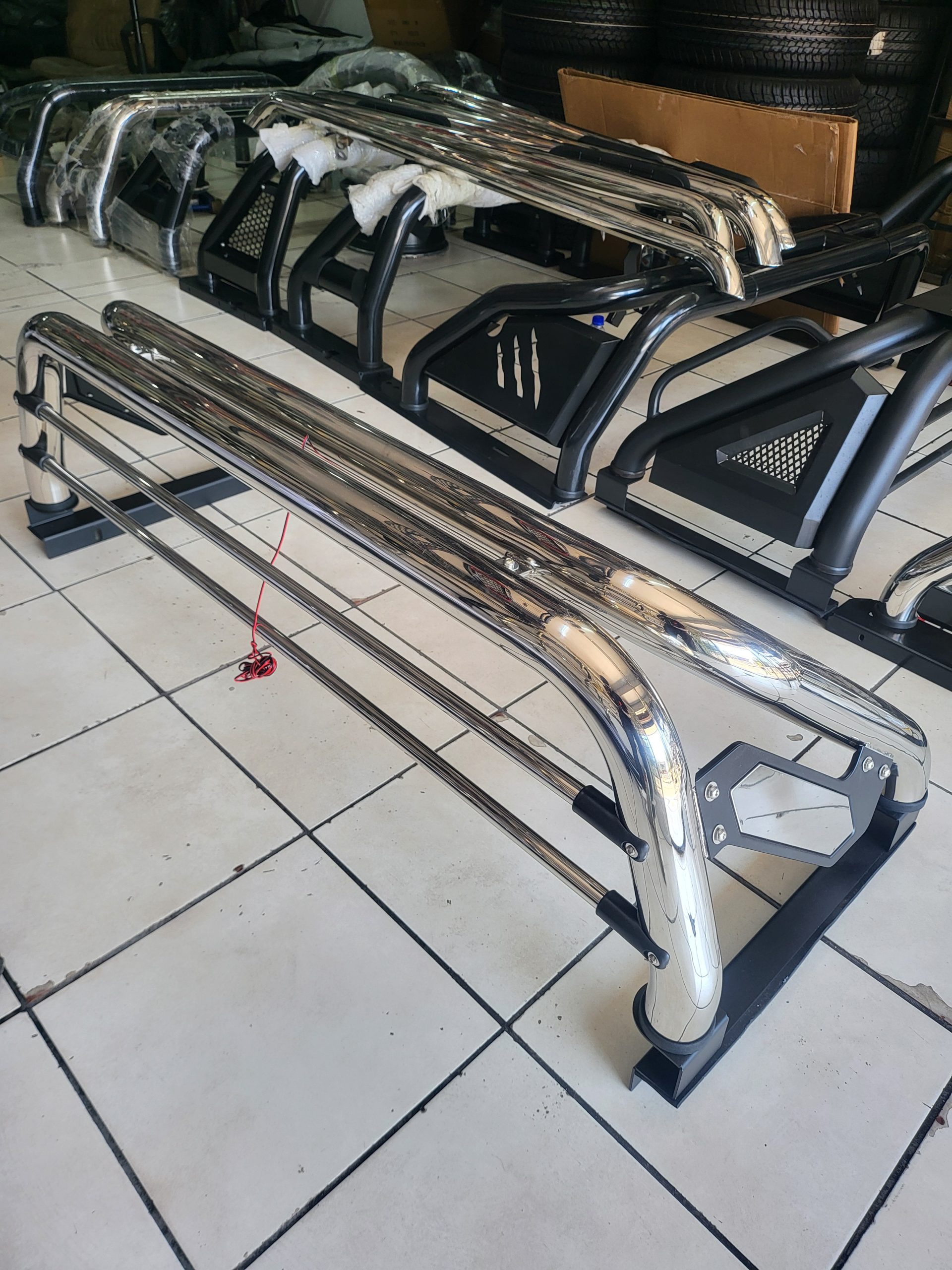 Universal roll bar for bakkie pickup load bin