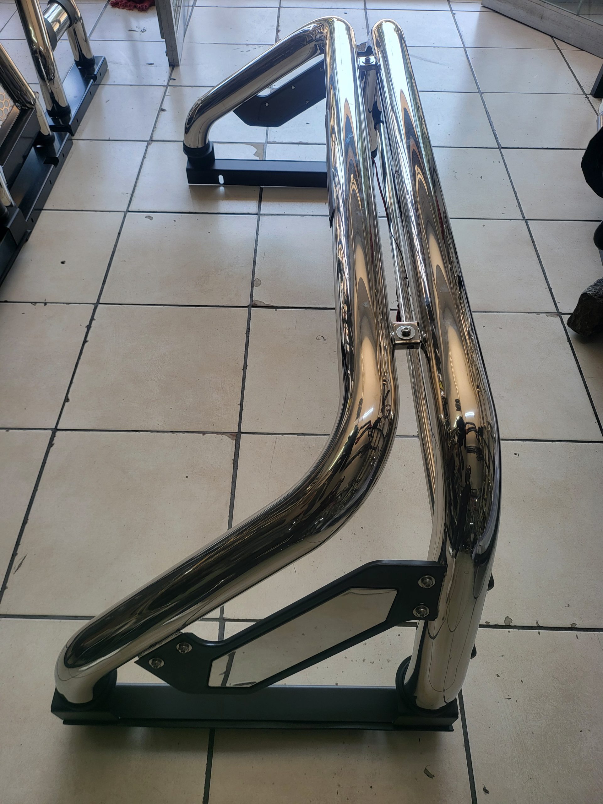 Universal roll bar for bakkie pickup load bin