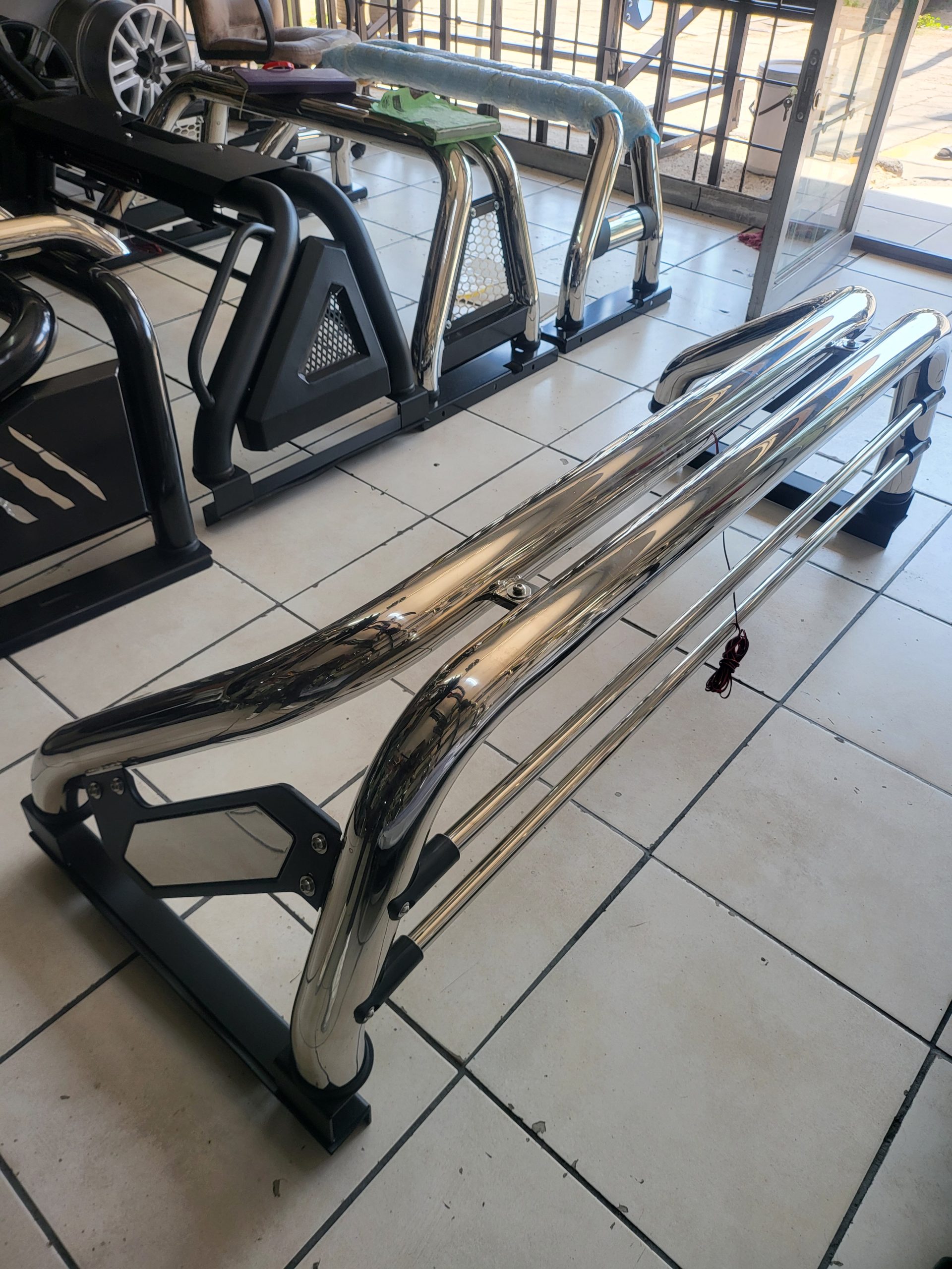 Universal roll bar for bakkie pickup load bin