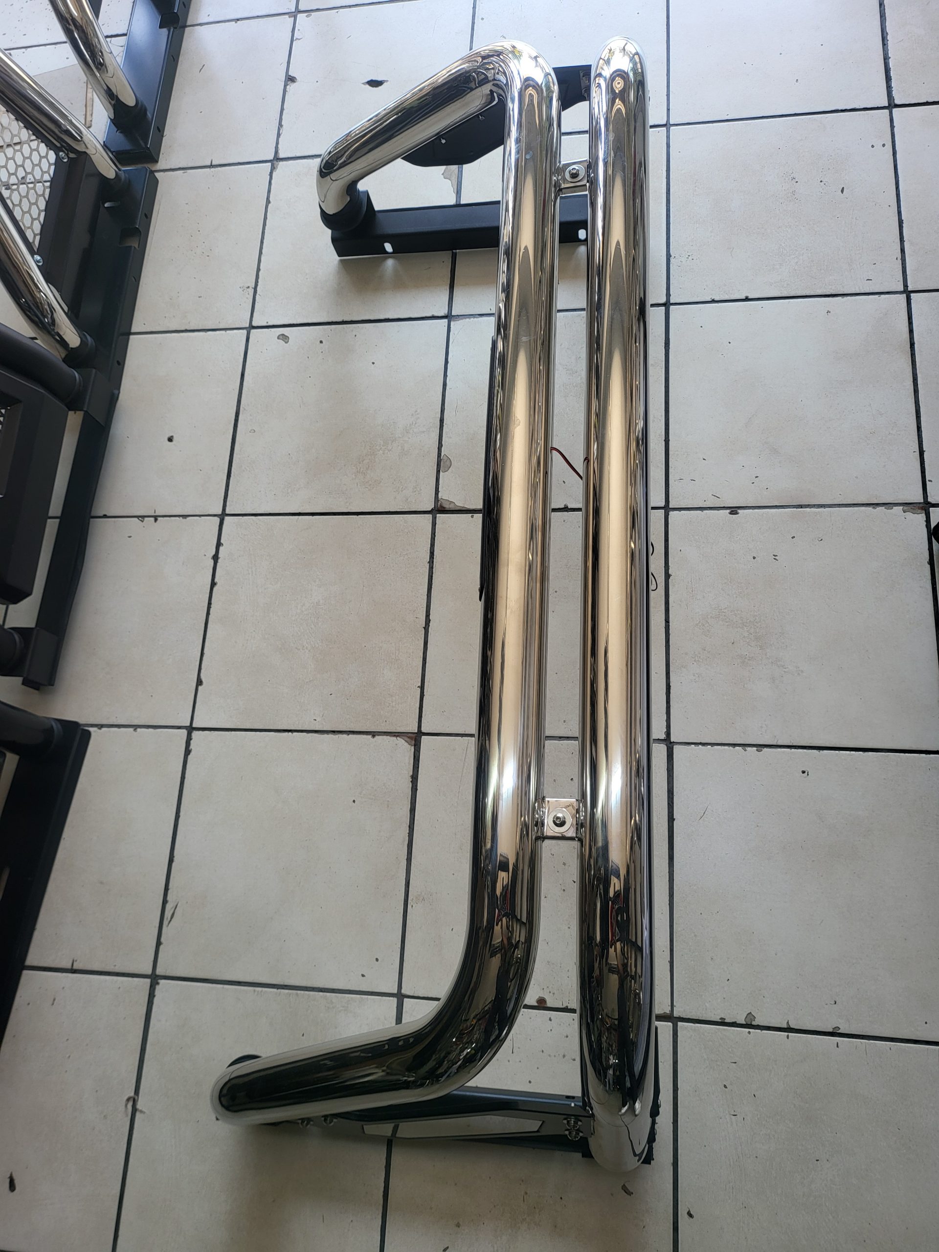 Universal roll bar for bakkie pickup load bin