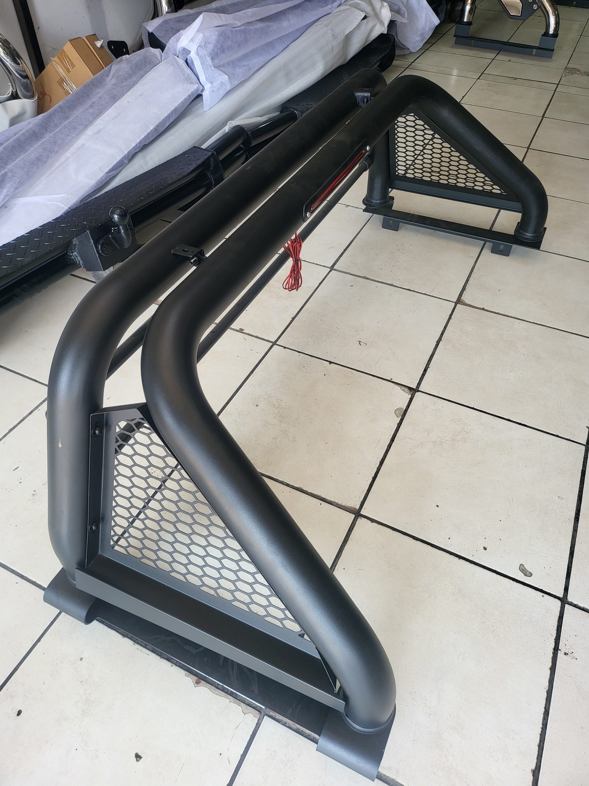 Universal roll bar for bakkie pickup load bin