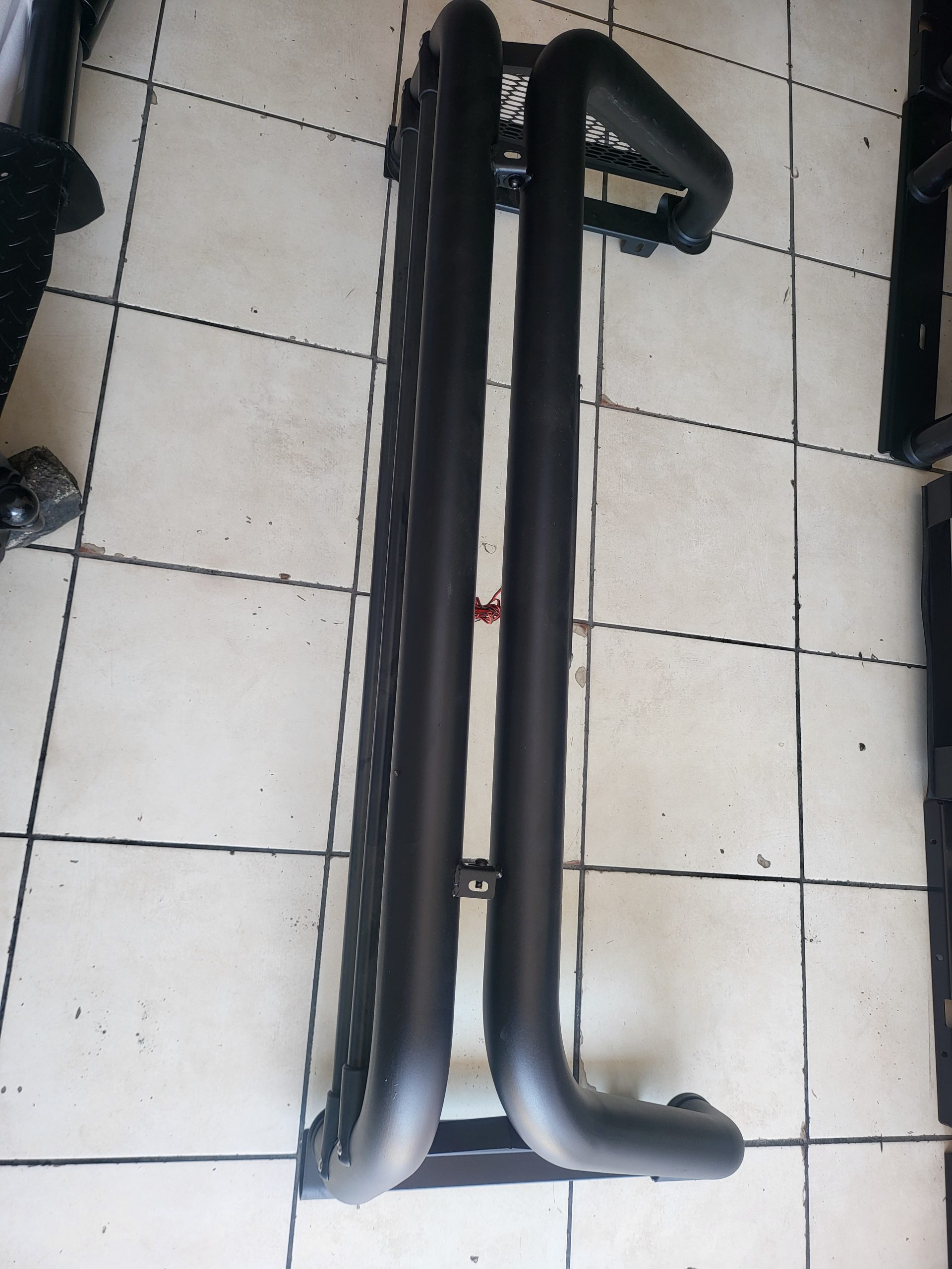Universal roll bar for bakkie pickup load bin